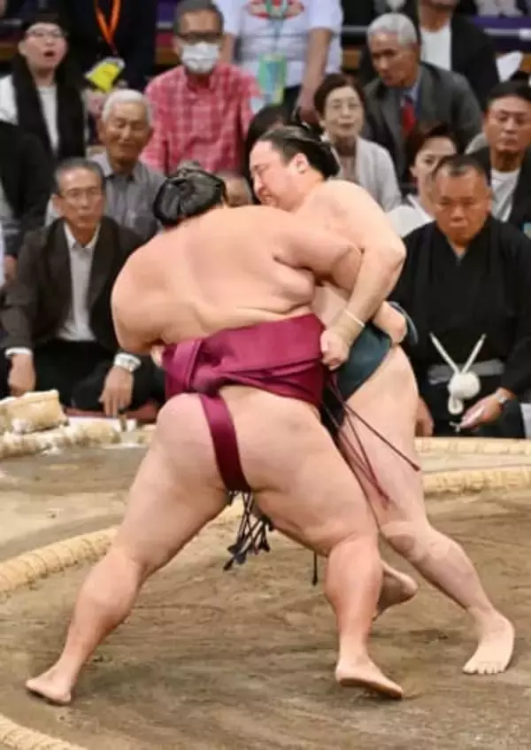 師匠が解説する前で快勝の佐田の海「どこかで見ているから…」【大相撲九州場所】
