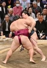 師匠が解説する前で快勝の佐田の海「どこかで見ているから…」【大相撲九州場所】