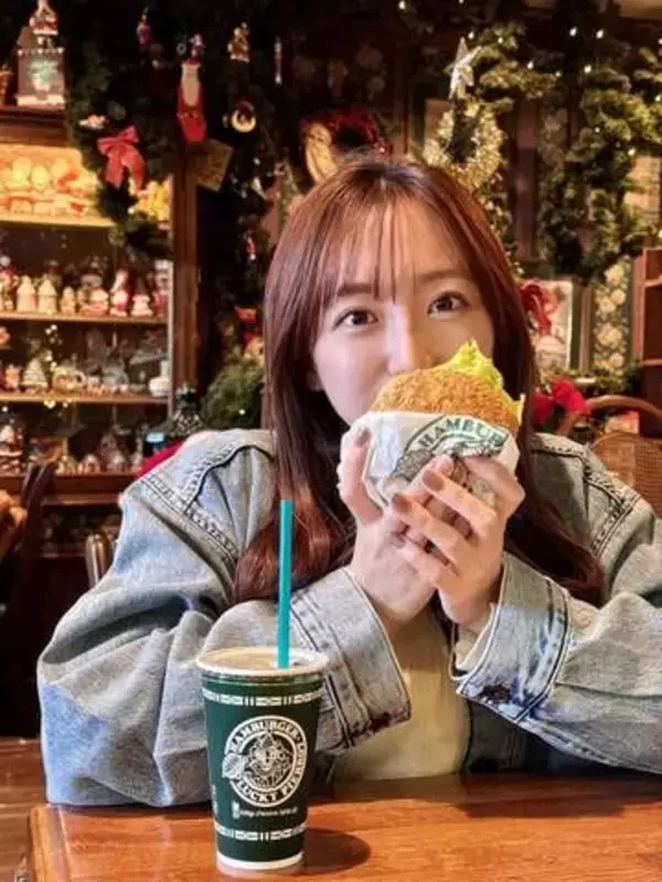 「娘さんなの初めて知った」「あのサウスポーの！」父は名中継ぎ投手、柴田祐里菜アナ〝お花畑ショット〟に「気になりすぎて花が目に入らない」称賛の声
