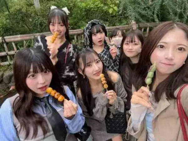 「ライブ中にブラが落ちた件について」OLアイドルグループ〝驚きの緊急会議〟動画に反響「ネタにした」「いやいやどんなグループよ」