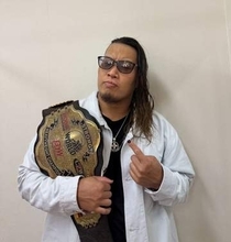「風格がメジャー」プロレスラーの豪快本塁打に反響続々！大門寺崇の草野球動画に「スイングめっちゃ良い」「ベースランが上手い」「振りヤバイ」