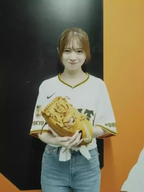 「かわえぇぇぇ!!!」ファン絶叫〝黒髪激変〟22歳人気女優の制服姿に「あと5年はJKでいける♡」「幼い感じ…」「これほんっとうに可愛い」の声