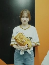 「かわえぇぇぇ!!!」ファン絶叫〝黒髪激変〟22歳人気女優の制服姿に「あと5年はJKでいける♡」「幼い感じ…」「これほんっとうに可愛い」の声