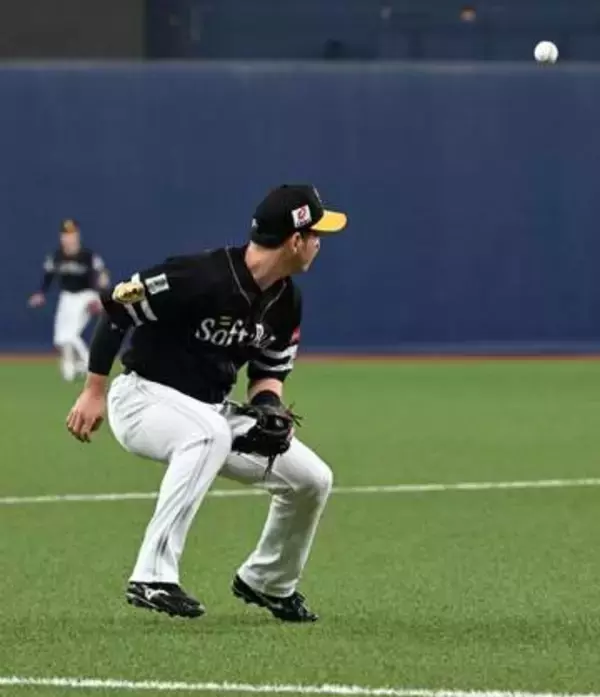 ソフトバンク、栗原陵矢の痛恨失策が絡んで首位オリックスに先制許す　三塁正面のゴロを捕球できず　チーム最多の5失策