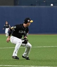 ソフトバンク、栗原陵矢の痛恨失策が絡んで首位オリックスに先制許す　三塁正面のゴロを捕球できず　チーム最多の5失策