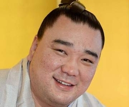 電撃引退から9年...〝激変〟元日馬富士さん、親友力士との2ショット近影に「スーツ姿がどんどんさまに」「ヘアスタイルもスーツも小物使いもお洒落ですね」の声