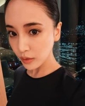 「仮面舞踏会みたい」元E-girlsの藤井夏恋、人気ボーカルの夫と新婚旅行〝黄金の仮面ショット〟に「映画のよう」「貴族ですやん」の声