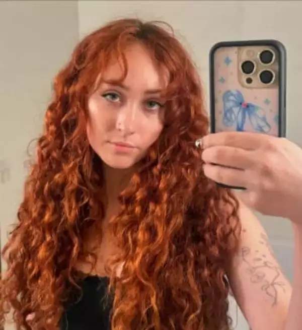 「布を失くしました？」〝後ろ丸見え〟衝撃ドレスにSNS騒然！28歳米歌手の投稿が話題「風邪ひきますよ」「まさに現代のファッションアイコン」