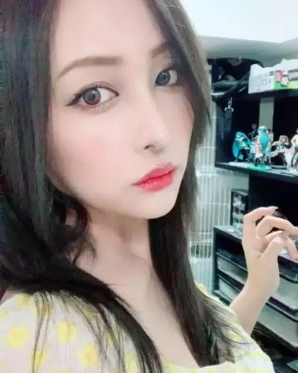 「何がとは言えませんが、Jです」〝極限のV字〟水着はヘビ柄…「強烈やなぁー！」「格好がすご」「一言申す！」競馬YouTuber立川みくのにネット衝撃