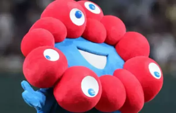 「服を着させてや〜」今回で見納め⁉ミャクミャクがサンタに！「まさか、今年も見られるとは」「昨年は人少なかったのに…」「よく見たら涅槃ミャク」