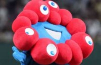 「服を着させてや〜」今回で見納め⁉ミャクミャクがサンタに！「まさか、今年も見られるとは」「昨年は人少なかったのに…」「よく見たら涅槃ミャク」