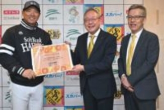 ソフトバンクに華たちばなみかん10キロ　西日本新聞社の田川大介社長らがキャンプ地訪問