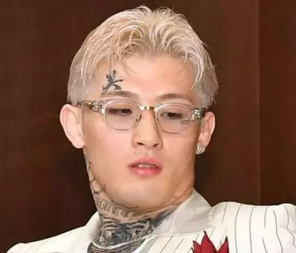 平本蓮〝漫画タトゥー〟に衝撃！「ジョジョ」を太ももに…「相当なジョジョ愛だね」「刺青って色入れられるんだ」