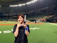 「中までびちゃびちゃになりました」ベルーナドームのゲリラ豪雨で〝びしょ濡れショット〟スタジアムMC・YUUMIに「想像以上に…」「水も滴るなんとやら」の声