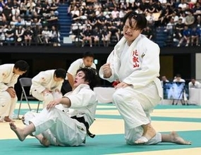 【金鷲旗高校柔道大会　女子】「絶対に離さない」悲願の大旗つかんだ比叡山大将の上四方固め　高校3冠も「つかみ取る」