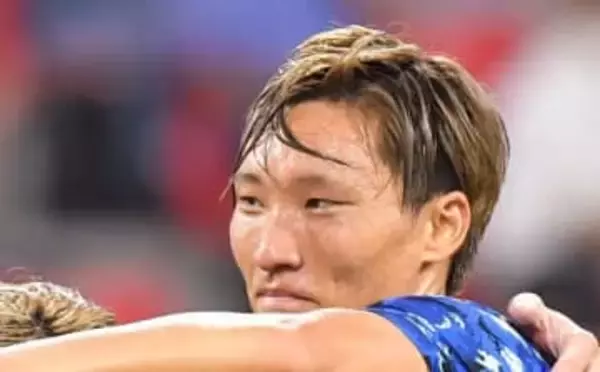 試合後のピッチで…元代表の現役アスリート〝愛妻とラブラブ自撮り〟に「奥様！」「来季もよろしく」