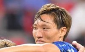 試合後のピッチで…元代表の現役アスリート〝愛妻とラブラブ自撮り〟に「奥様！」「来季もよろしく」