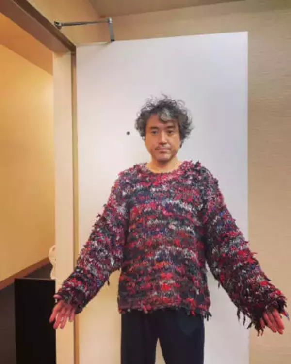 「誰か分かりません」赤髪、顔に入れ墨、金色瞳の超アップ！ムロツヨシの投稿に反響「どうした、生き方変えたぁ」