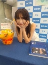 「なにこれ?」「近くにいたら何度もチラ見」白昼〝食い込み〟ショット！グラビア引退から2年…山崎真実の大胆オフ姿に「久しぶりに見たけど、、、すげぇ、、、」の声