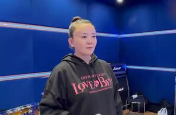 「ともちゃん、膝どうしたの？」華原朋美〝フェスでミニスカ熱唱〟姿もファンの注目は…「大丈夫かな」「どうやって痩せたのか教えて欲しい」「元気で良かった」の声