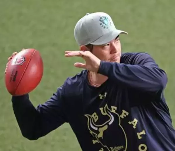 結婚10年〝ラブラブ2ショット〟最多勝右腕・九里亜蓮に脚光「美男美女」「いつまでたっても仲良いな！」