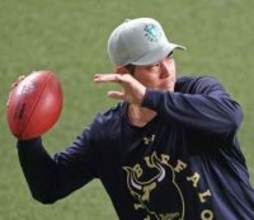 結婚10年〝ラブラブ2ショット〟最多勝右腕・九里亜蓮に脚光「美男美女」「いつまでたっても仲良いな！」