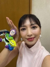 〝ショーパン＆ポニテ〟で飛び跳ねて…54歳フリーアナ望月理恵、始球式ショットに「45かと思って3度見した」「躍動感あるなあ」