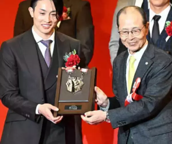 王貞治会長がサプライズでプレゼンター役「自分もだいぶん昔だけど、そういう気分を味わったなと」【NPBアワーズ】