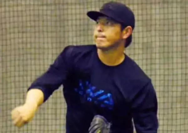 「50センチくらい違う!?」「この身長差いい♡」44歳元メジャーリーガーが結婚23周年〝妻と寄り添い2ショット〟「憧れ」「理想の夫婦」の声