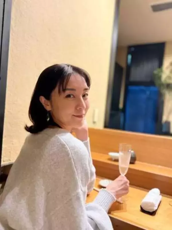 「思わず声が出ちゃいました」電撃婚で話題の伊藤歩「嬉しいサプライズ」再会密着2ショットに反響