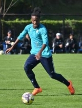 衝撃的なプロ初ゴールから約1カ月半…アビスパ福岡のサニブラウン・ハナンが練習試合で2発　J通算81得点の長身FWから〝腕〟伝授