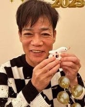 「家族投稿ばっかりで笑った」渡辺満里奈の肩を抱く名倉潤…〝親バカ〟家族4ショットに「この方、愛妻家」「ギャップ萌え」「親ばか最高」の声