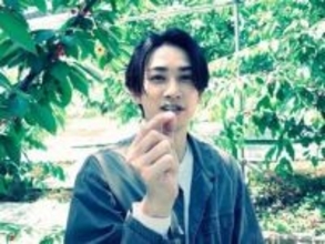 全身タトゥー男がメロメロ…町田啓太〝愛犬と手つなぎ＆ハグ〟ショットに「表情がいい」「おもちとの2ショット可愛いすぎやしない」