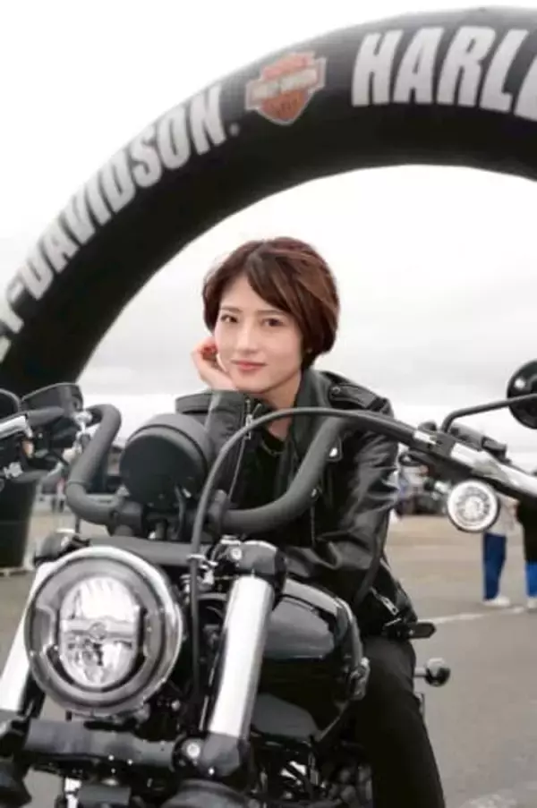 俳優との結婚から4年…元乃木坂・若月佑美〝31歳の超ミニ丈〟ショットに「いつもと雰囲気が」「照れた表情が最高」「反則級」