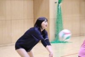 「締まってる！さすが」〝デニム脱ぎかけ〟見返りショット、元アスリートグラドル蒔埜ひなに反響「ほんと激アツ」