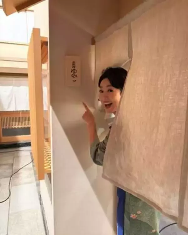 「男性スタッフがやたら多く無かったですか?」人気女優に挟まれる豪華3ショットの有働由美子に「最強すぎる」「色っぽい」の声