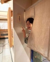 「男性スタッフがやたら多く無かったですか?」人気女優に挟まれる豪華3ショットの有働由美子に「最強すぎる」「色っぽい」の声