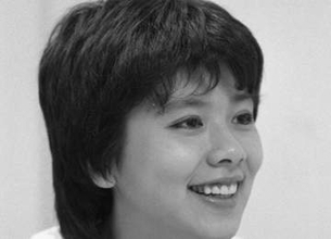 「生足、ミニに抵抗無し。笑」白石まるみ〝63歳のミニスカ〟ショットに「若さの秘訣ですね」「60代には全く見えない」