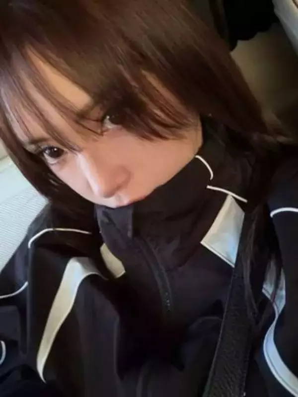 「私の腹肉つまんで遊んでます?」47歳浜崎あゆみ〝鷲掴みショット〟に「本当に47歳なの?」「時を感じさせない2児の母」「顔が…」と反響続々