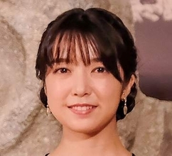 「照れながらのほっぺハート、反則級」肩出し＆スリット〝雰囲気激変〟上白石萌音に「赤い萌音さんどタイプで苦しい」「同性ですがうっとりしちゃう」の声