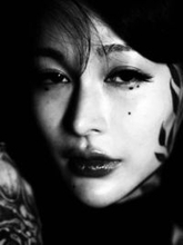 「えー！ 知り合い？」顔まで全身タトゥーの女性彫師、人気タレントとの〝2ショット披露〟にファン驚き！「かっこいい大人の女同士が仲良しなのがかっこいい」