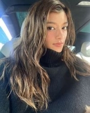 「生きている鶏さんを…」農業勉強中のローラ〝人生初〟ショットに衝撃「見る目が変わった」「メンタル安定してないとできない」