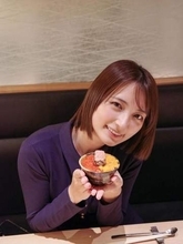 「親の顔より見たプール」グラドル・宇佐美彩乃の競泳水着姿と撮影場所が話題「スク水....じゃなく競泳似合う」「一気に癒やされました」