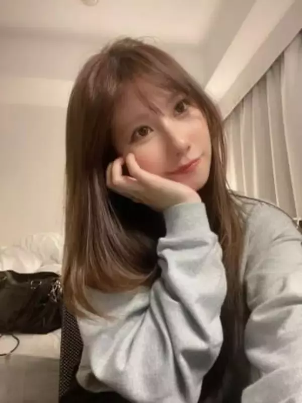 「どぅわぁぁぁぁ」「迫力すごい」大胆に寝転ぶ27歳タレントに反響「寝られへんやん」「凄すぎて…」