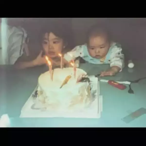 「弟さん??」「初めて見た!!!!」父は大物芸人、母は元アイドル…小園凌央〝瓜二つ家族4ショット〟に反響「そっくりすぎる!!」「綺麗に父ちゃん似と母ちゃん似に分かれたな」