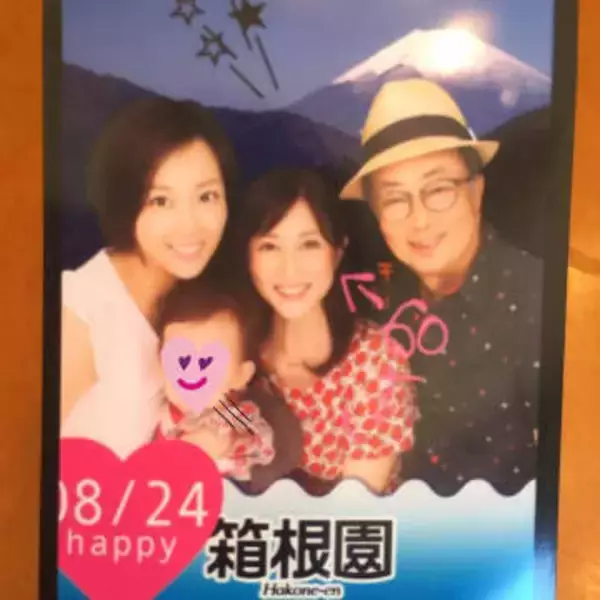 母は新型コロナで死去した岡江久美子さん…女優長女が父・大和田獏と〝3世代ショット〟公開「お母様にそっくり」「お父様お元気そう」の声