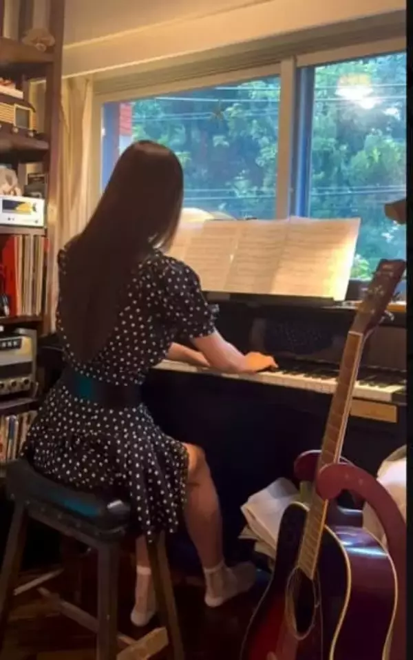「一旦服着よか…」〝危ういビキニで演奏〟フェリス卒・ピアニスト兼グラドルにSNS仰天！「そんな格好で弾かなくてもー」「目を奪われました」