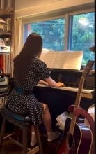 「一旦服着よか…」〝危ういビキニで演奏〟フェリス卒・ピアニスト兼グラドルにSNS仰天！「そんな格好で弾かなくてもー」「目を奪われました」