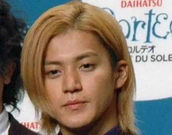 「し、親戚…!?」〝小栗旬の親戚〟28歳俳優、世界を飛び回る近影に「これにはビックリ」「知らなかった!」「確かに似てる…!!」