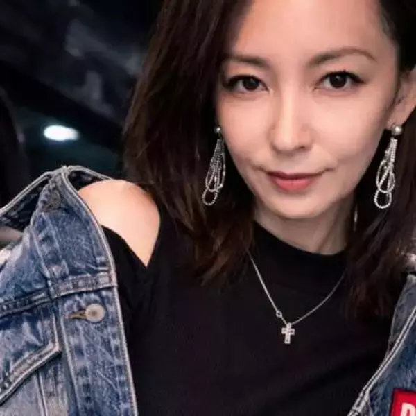 「思春期息子も連れて」〝夏満喫〟圧巻の白水着ショット...モデル真山景子に脚光「プールサイドで目立つだろうなー」「こんなお母さんなら一緒にお出かけしたい」の声